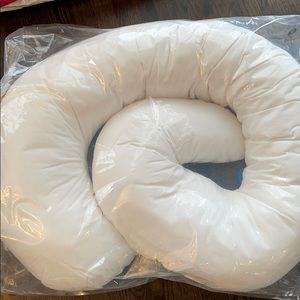 Leachco snoogle maternity/pregnancy body pillow